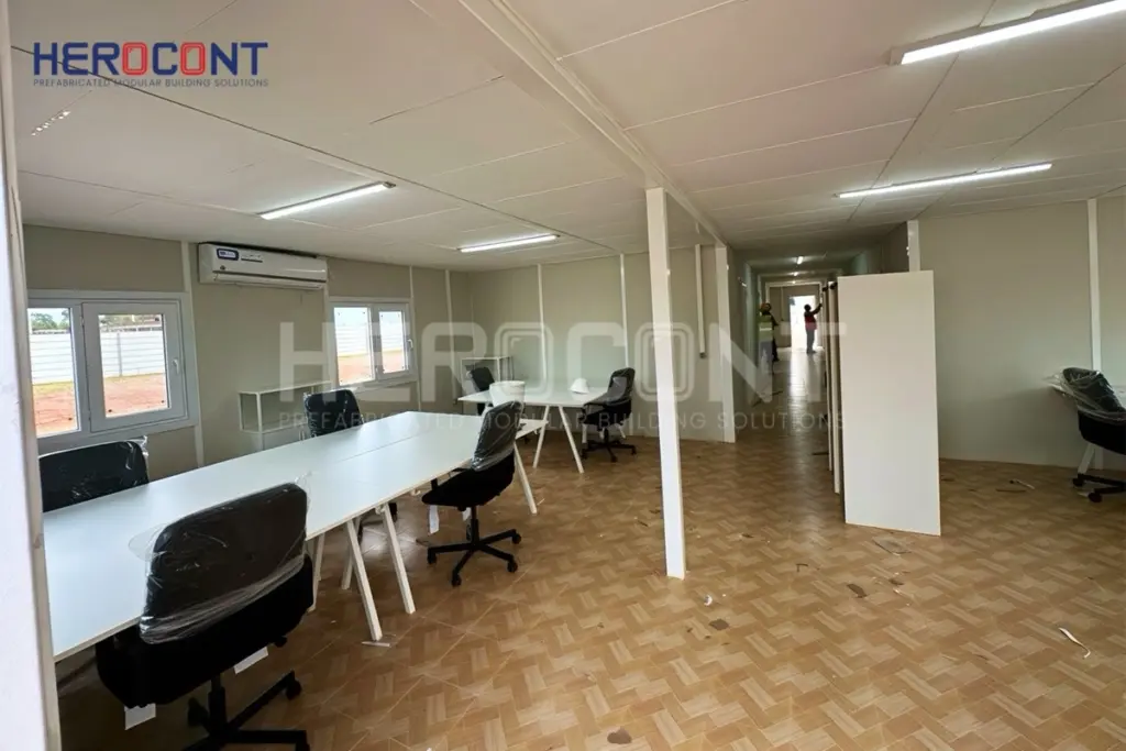 Modüler prefabrik ofis iç mekanda çalışma masaları ve ofis düzeni