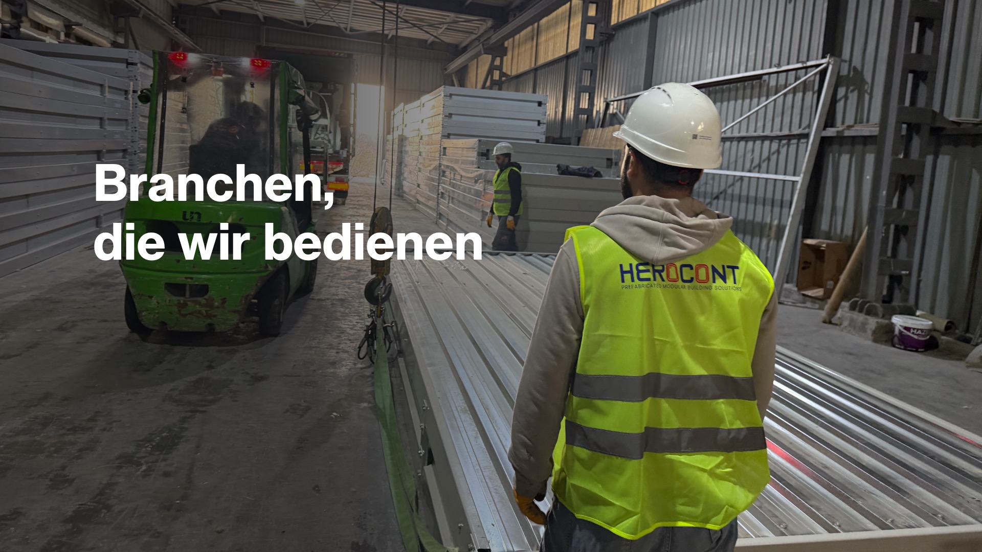Produktion von modularen Arbeiterlagern in der Herocont Fabrik