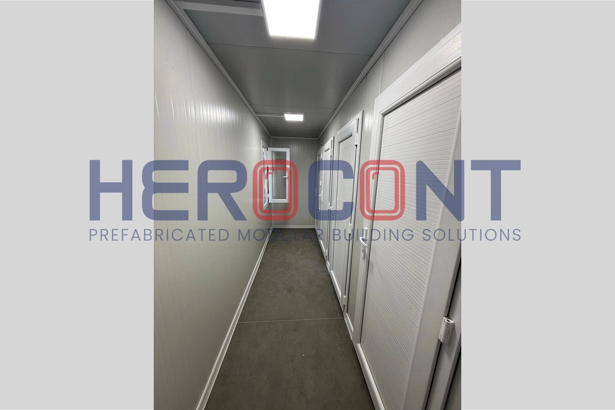 Interior de contenedor modular monobloc con pasillo y puertas interiores