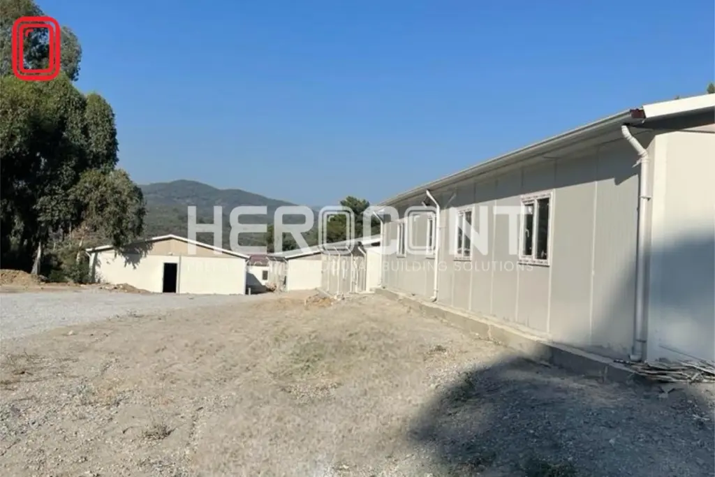 Şantiye kampında bulunan prefabrik personel konaklama binaları
